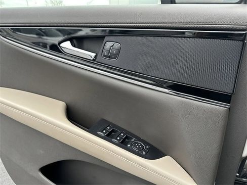 Certified 2022 Lincoln Nautilus Reserve image 32