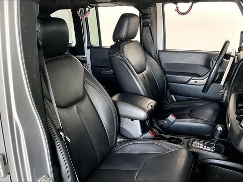 Used 2018 Jeep Wrangler Unlimited Sahara AWD/4WD image 8