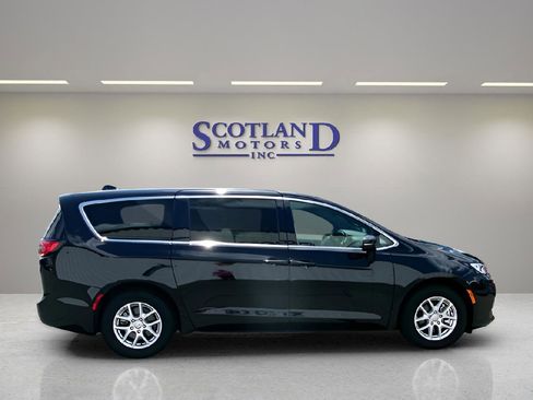 Used 2025 Chrysler Pacifica Select FWD image 5
