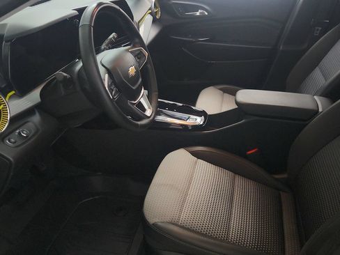 Used 2024 Chevrolet Trax LT w/ Sunroof Package FWD image 17