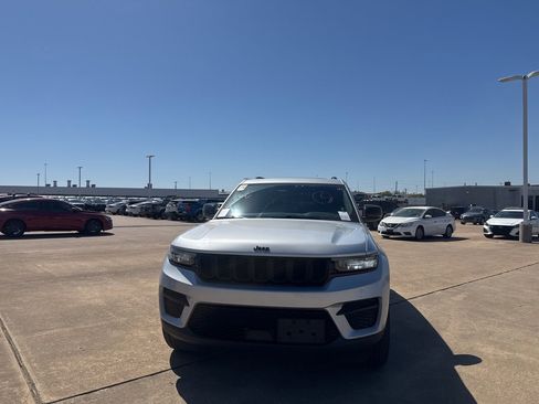 Used 2022 Jeep Grand Cherokee Altitude image 6