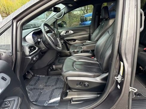 Used 2020 Chrysler Pacifica Touring-L Plus image 15