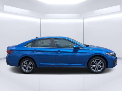 Used 2024 Volkswagen Jetta SE FWD image 2