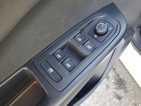 New 2026 Volkswagen Taos SE image 15