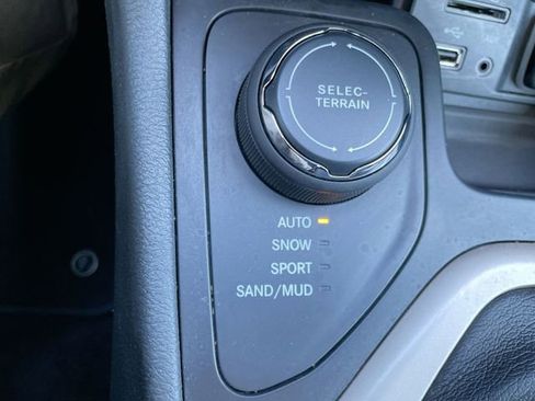 Used 2015 Jeep Cherokee Limited image 25