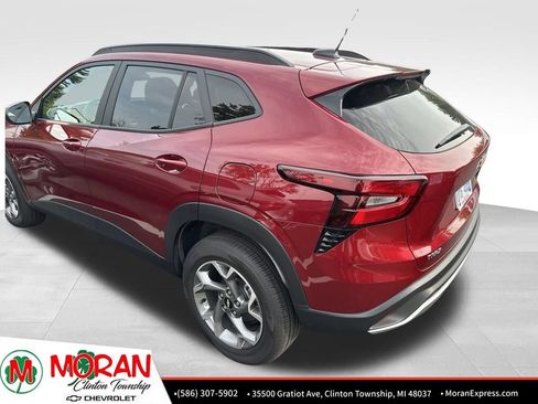 Used 2024 Chevrolet Trax LT w/ LT Convenience Package FWD image 3