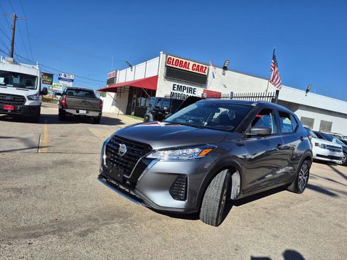 Used 2021 Nissan Kicks SV image 2