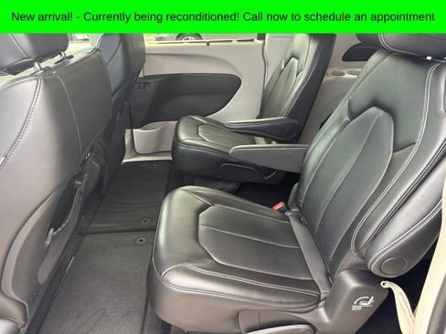 Used 2024 Chrysler Pacifica Touring-L FWD image 10