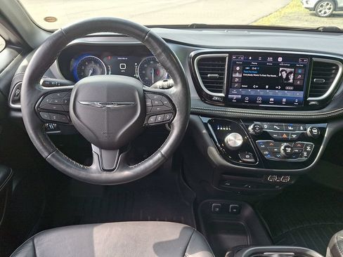Used 2021 Chrysler Pacifica Touring-L w/ Uconnect Theater Family Group FWD image 11