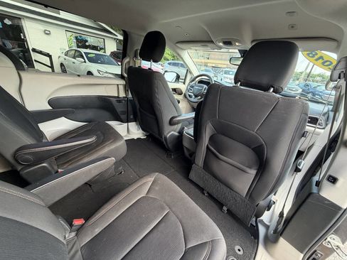 Used 2018 Chrysler Pacifica Touring Plus FWD image 18