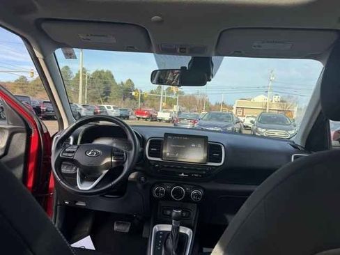 Used 2024 Hyundai Venue SEL image 16