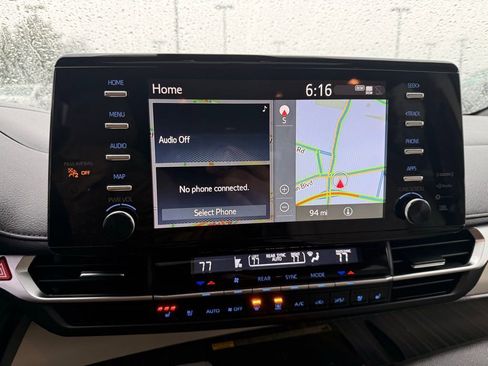 Used 2022 Toyota Sienna Limited image 21