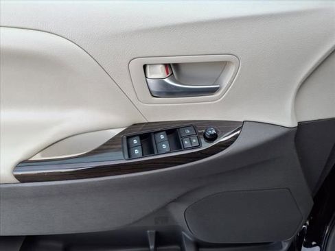 Used 2018 Toyota Sienna XLE image 12