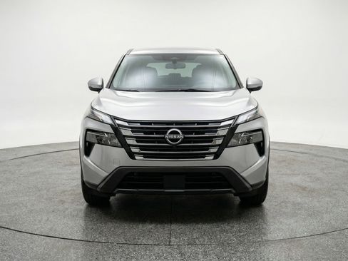 Used 2025 Nissan Rogue SV image 2