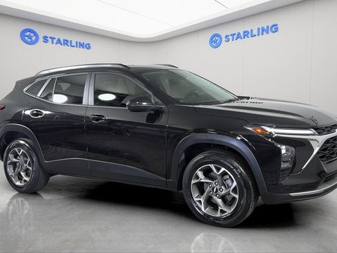 Used 2025 Chevrolet Trax LT w/ Driver Confidence Package FWD image 12