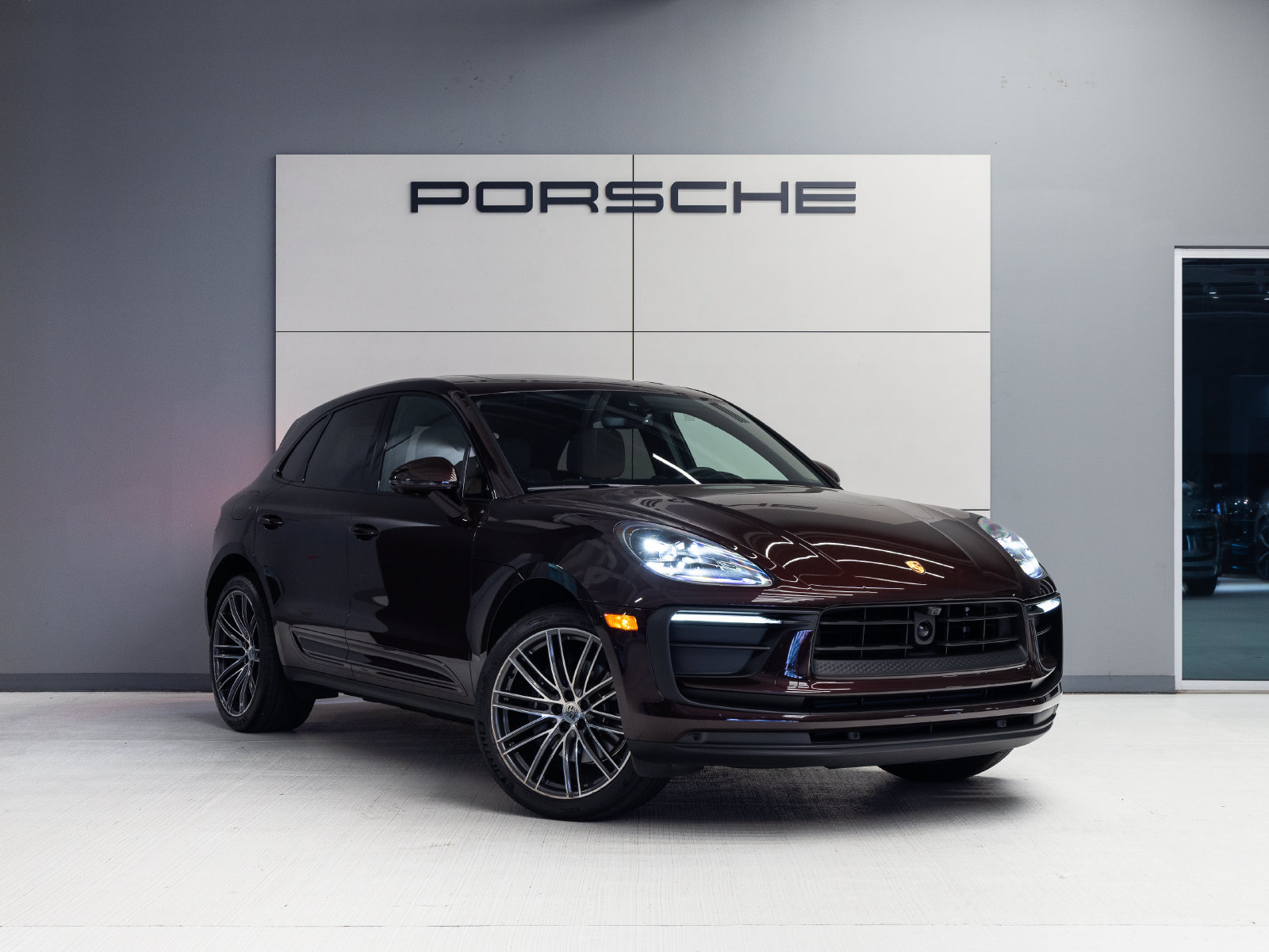 Certified 2024 Porsche Macan AWD/4WD image 9