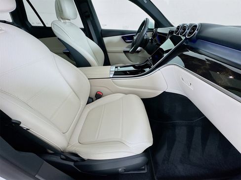 Certified 2025 Mercedes-Benz GLC 300 image 29