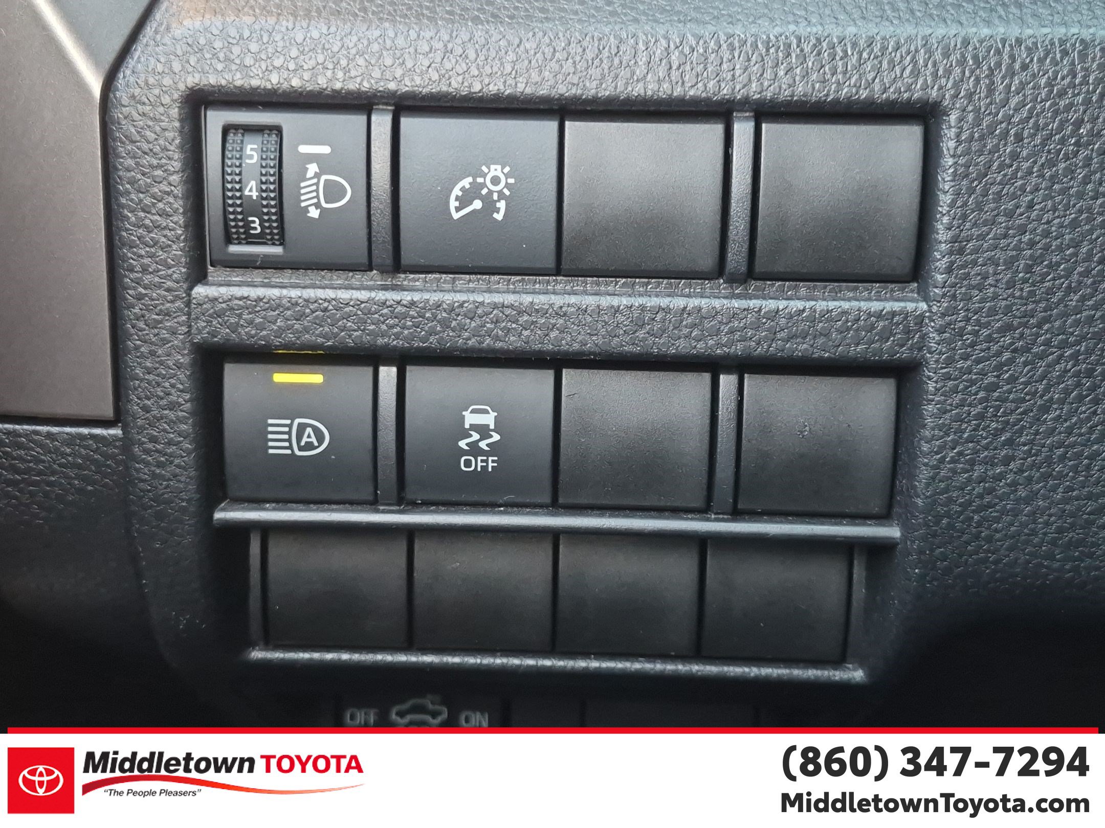 Used 2025 Toyota Tacoma SR5 AWD/4WD image 18