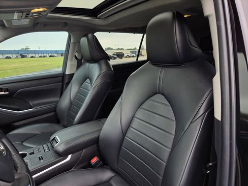 Used 2022 Toyota Highlander XLE FWD image 12