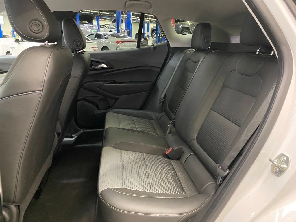 Used 2025 Chevrolet Trax LT w/ LT Convenience Package FWD image 16