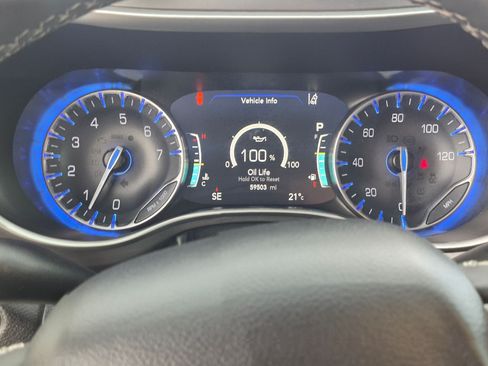 Used 2024 Chrysler Pacifica Touring-L FWD image 21