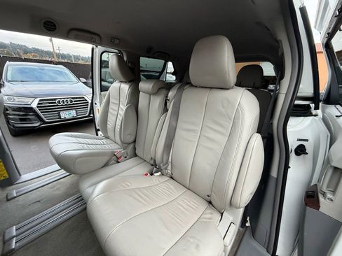 Used 2013 Toyota Sienna XLE image 26