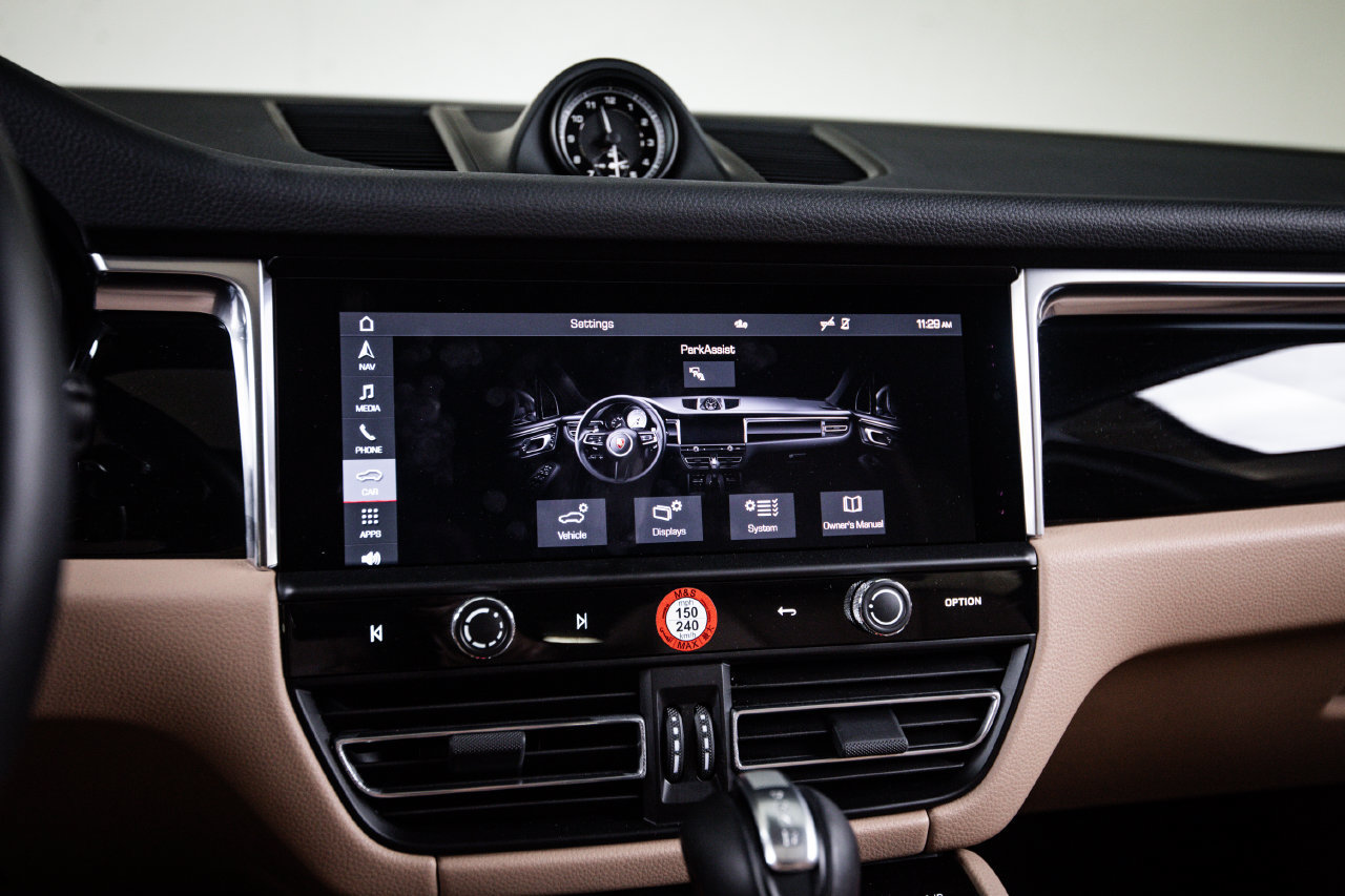 Certified 2026 Porsche Macan AWD/4WD image 18