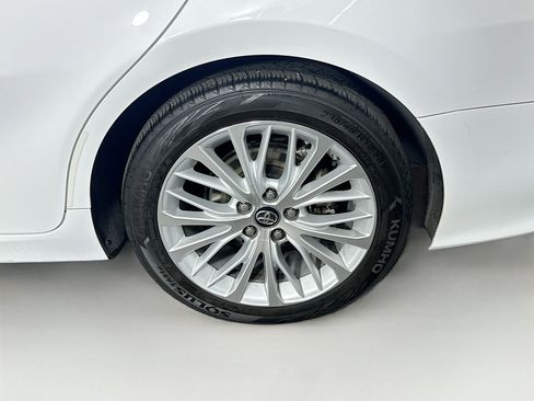 Used 2018 Toyota Camry XLE image 11