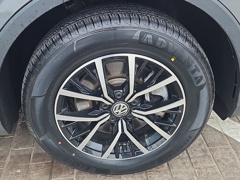 Used 2021 Volkswagen Tiguan SE w/ Panoramic Sunroof Package image 28