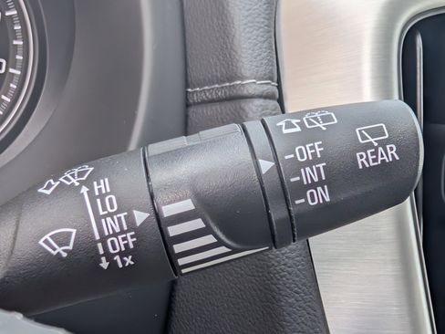 Used 2023 GMC Terrain SLT image 25