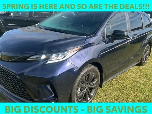 Used 2025 Toyota Sienna XSE image 1