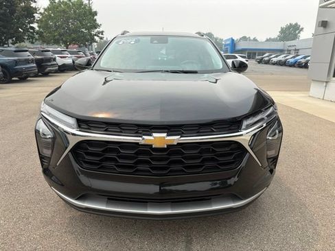 Used 2025 Chevrolet Trax LT w/ Sunroof Package FWD image 8