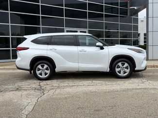 Used 2023 Toyota Highlander LE FWD video 2