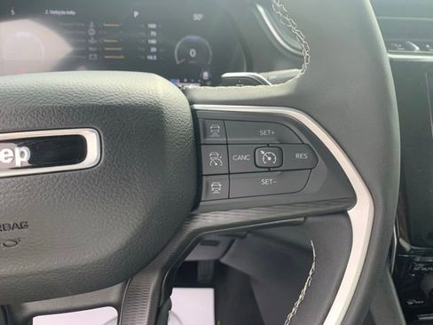 Used 2023 Jeep Grand Cherokee Altitude image 15