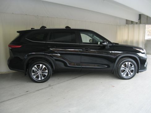 Used 2023 Toyota Highlander XLE image 6