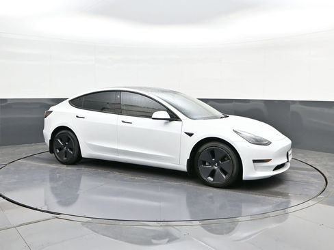 Used 2023 Tesla Model 3 Standard Range image 17