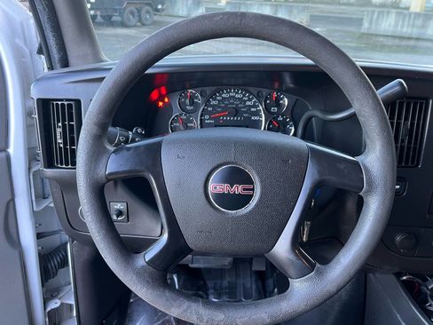 Used 2011 GMC Savana 1500 image 29