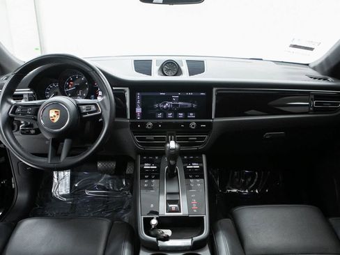 Certified 2023 Porsche Macan image 13