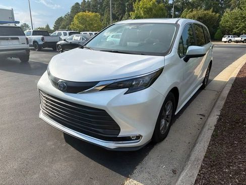 Used 2024 Toyota Sienna XLE FWD image 6