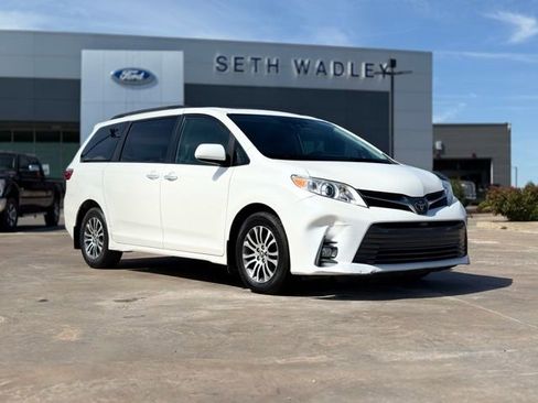 Used 2020 Toyota Sienna XLE w/ XLE Navigation Package image 1