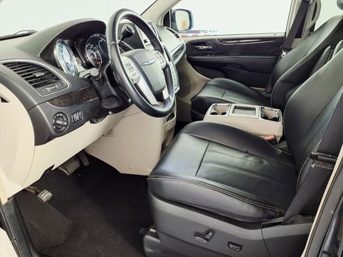 Used 2014 Chrysler Town & Country Touring image 13