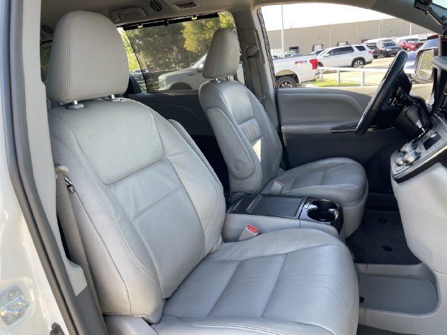 Used 2017 Toyota Sienna XLE Premium FWD image 28