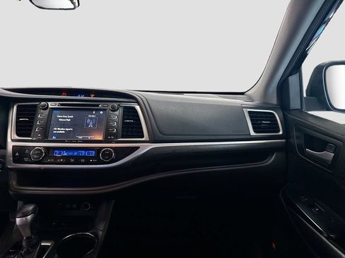 Used 2018 Toyota Highlander Limited FWD image 25