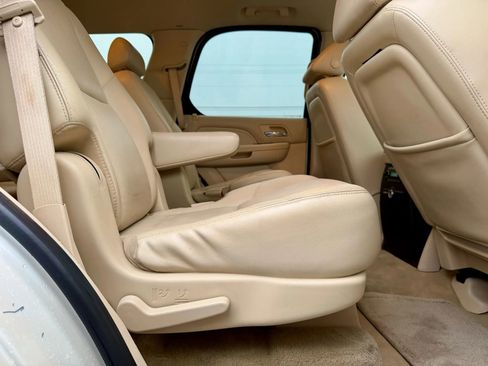 Used 2007 Cadillac Escalade Luxury w/ Information Package image 18