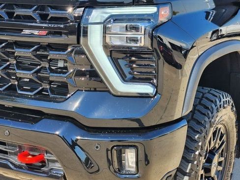 Used 2025 Chevrolet Silverado 2500 ZR2 w/ Technology Package image 18