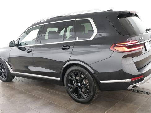 Used 2024 BMW X7 xDrive40i w/ Premium Package AWD/4WD image 3