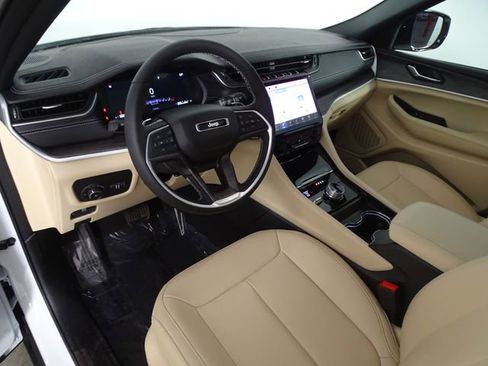 Used 2025 Jeep Grand Cherokee L Limited image 24