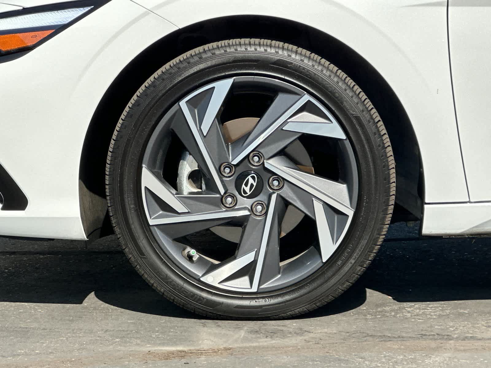 Certified 2025 Hyundai Elantra Limited FWD image 27