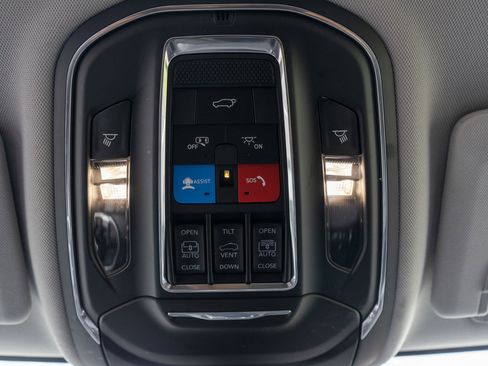 Used 2023 Jeep Grand Cherokee Limited w/ Luxury Tech Group II AWD/4WD image 23
