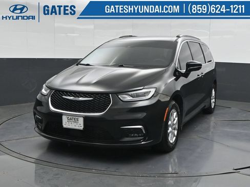 Used 2022 Chrysler Pacifica Touring-L w/ Uconnect Theater Family Group FWD image 5